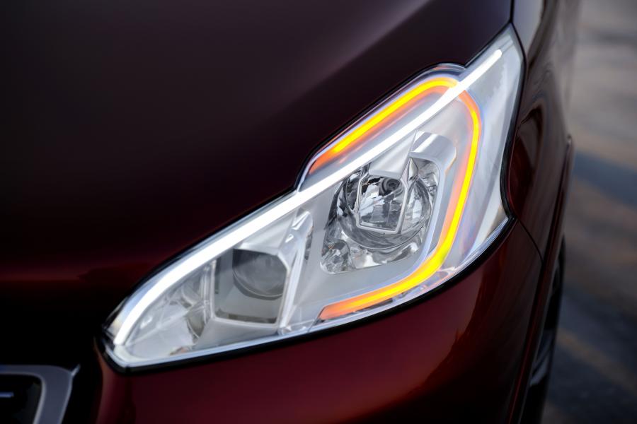  Peugeot 208 GTi Concept 2012 года  (фото 14 из 26)